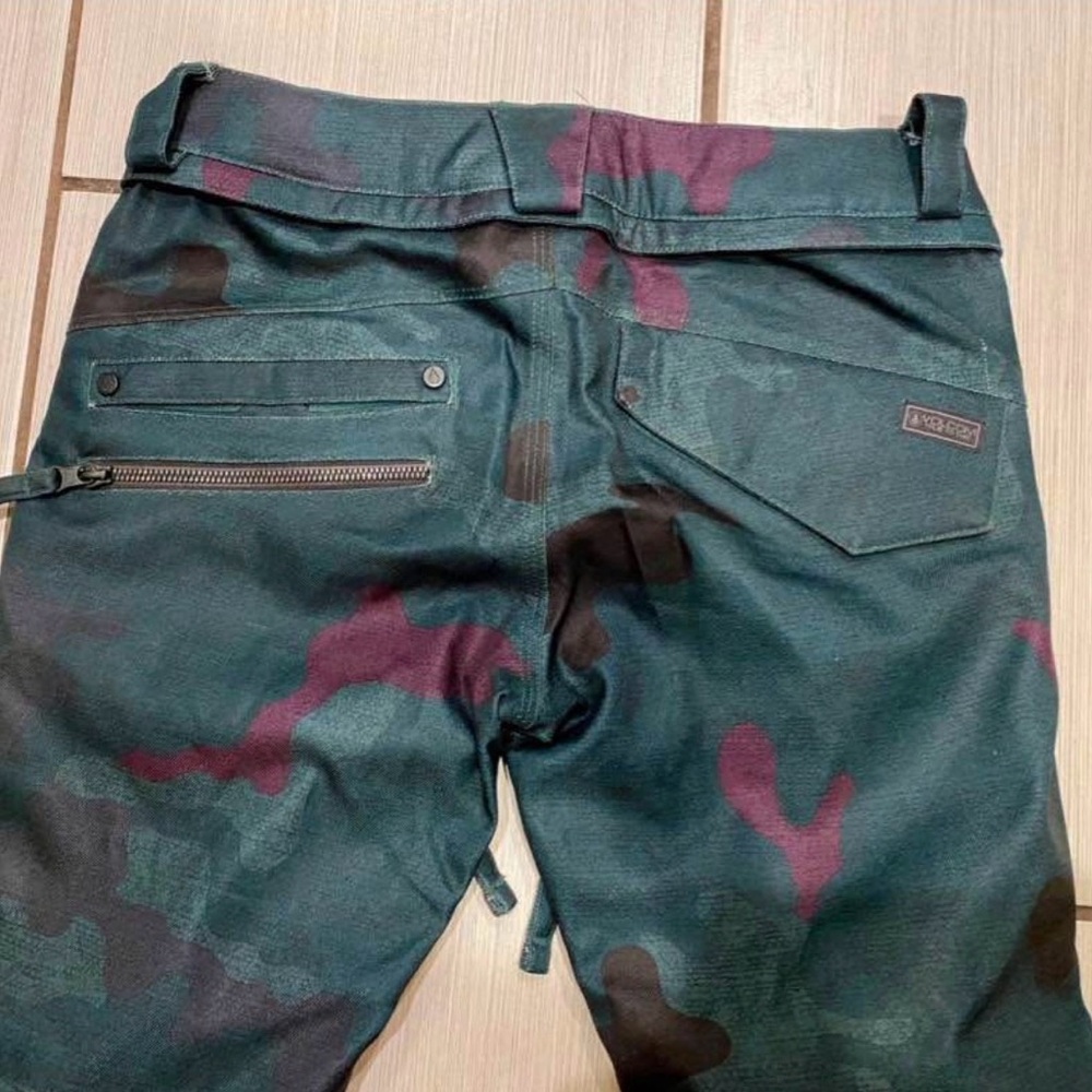 Women’s stylish camo print 15k waterproof snowboard pants by Volcom size XS